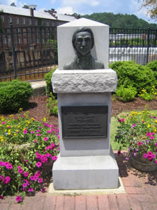 Daniel Pratt Statue (26kb)